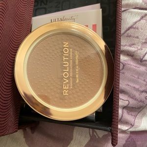 Revolution bronzer